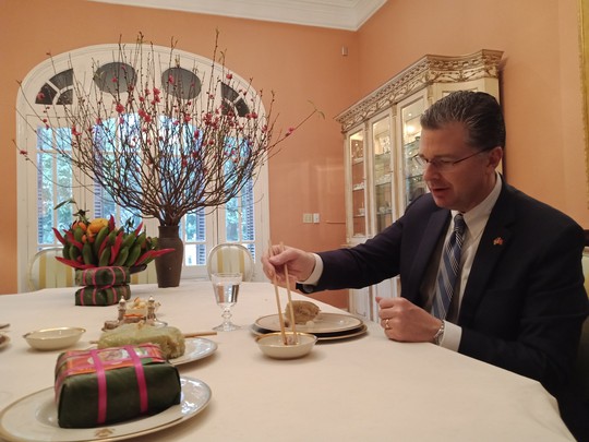 Video tân Đại sứ Mỹ thuần thục gói bánh chưng đón Tết - Ảnh 11.