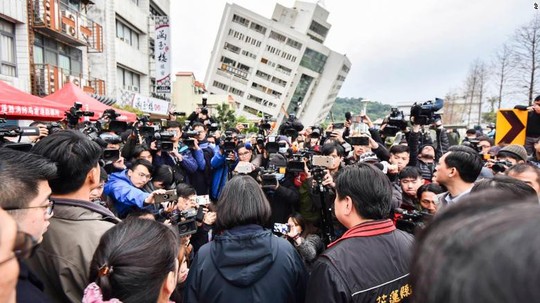 Động đất Đài Loan: Chồng phóng tới che chắn vợ con - Ảnh 2.