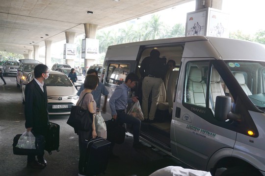 Đi xe 16 chỗ tới đón đúng 1 Việt kiều ở sân bay Tân Sơn Nhất - Ảnh 2.