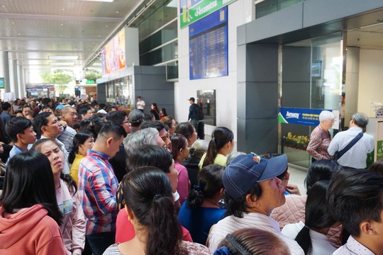 Đi xe 16 chỗ tới đón đúng 1 Việt kiều ở sân bay Tân Sơn Nhất - Ảnh 1.