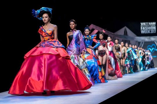 Thời trang Việt có mặt tại Couture Fashion Week 2018 - Ảnh 1.
