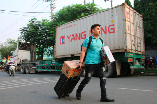 Ấm áp những chuyến xe đưa công nhân về quê đón Tết - Ảnh 4.