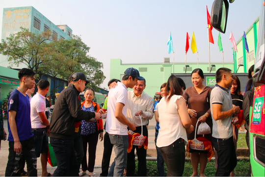 Ấm áp những chuyến xe đưa công nhân về quê đón Tết - Ảnh 7.