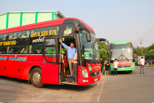 Ấm áp những chuyến xe đưa công nhân về quê đón Tết - Ảnh 8.