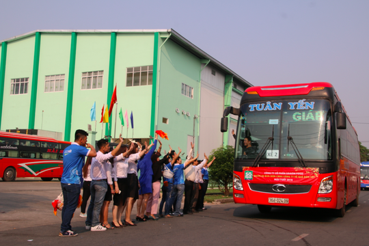 Ấm áp những chuyến xe đưa công nhân về quê đón Tết - Ảnh 12.
