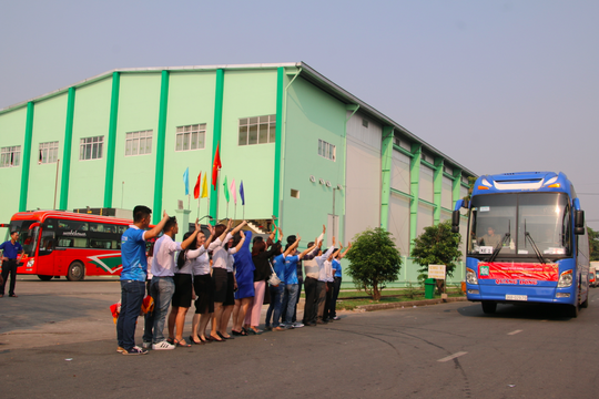 Ấm áp những chuyến xe đưa công nhân về quê đón Tết - Ảnh 13.