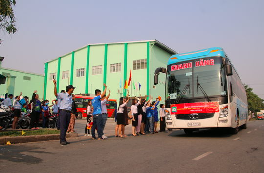 Ấm áp những chuyến xe đưa công nhân về quê đón Tết - Ảnh 14.