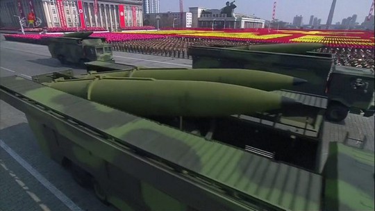 Bắt mạch tên lửa mới của Triều Tiên trong lễ diễu binh lặng lẽ - Ảnh 1.