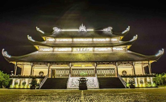 Ngôi chùa lớn nhất Việt Nam đẹp lung linh huyền ảo về đêm - Ảnh 6.