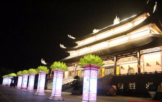 Ngôi chùa lớn nhất Việt Nam đẹp lung linh huyền ảo về đêm - Ảnh 7.