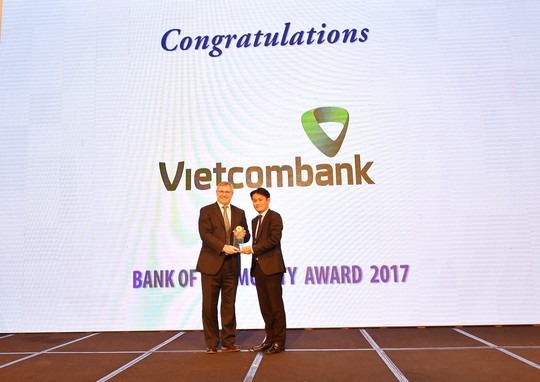 Ngân hàng Việt Nam tiêu biểu 2017 vinh danh Vietcombank - Ảnh 1.