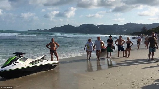 Thái Lan: Đấu súng trên bãi biển, du khách nháo nhào bỏ chạy - Ảnh 8.