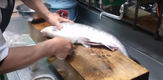 Cận cảnh thu hoạch trứng cá hồi siêu đắt ở Nhật Bản - Ảnh 3.