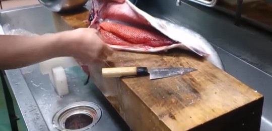 Cận cảnh thu hoạch trứng cá hồi siêu đắt ở Nhật Bản - Ảnh 4.
