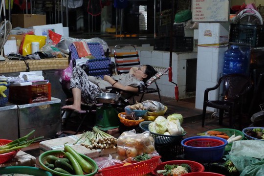 Ngôi chợ Sài Gòn tồn tại hơn nửa thế kỷ, bán cả ngày lẫn đêm - Ảnh 7.