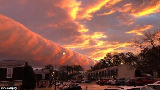 Kỳ lạ dải mây cuộn khổng lồ vắt ngang trời như ống nước - Ảnh 2.