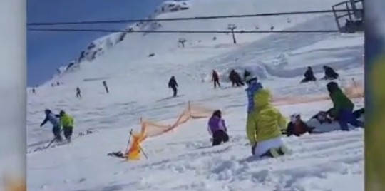 Cáp treo trượt tuyết hỏng, hàng chục người văng ra ngoài - Ảnh 2.