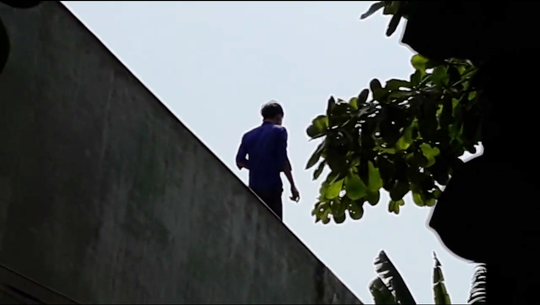 Video: Vây bắt kẻ ngáo đá nhảy cầu, leo lên nhà dân cố thủ - Ảnh 2.