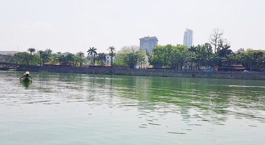Ngắm cảnh đẹp miên man dòng sông Hương từ thuyền rồng - Ảnh 1.