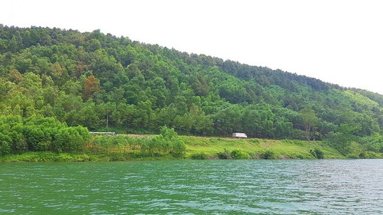 Ngắm cảnh đẹp miên man dòng sông Hương từ thuyền rồng - Ảnh 13.