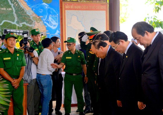 Thủ tướng Nguyễn Xuân Phúc viếng cố Thủ tướng Phan Văn Khải - Ảnh 1.