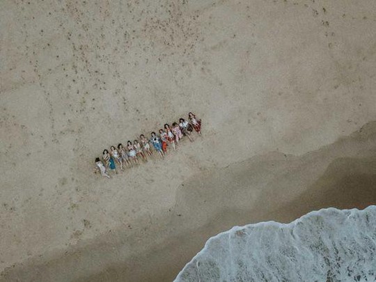 Dàn thiên thần bỉm sữa cho con bú trên bãi biển - Ảnh 9.