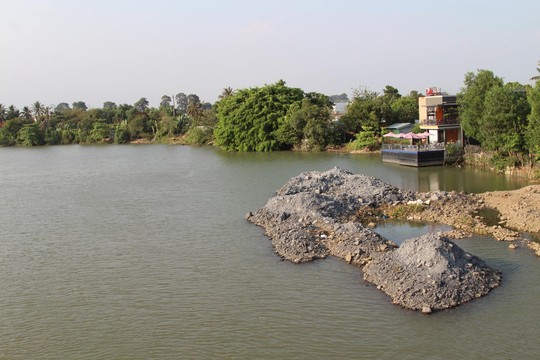 Sông Đồng Nai lại bị lấp, lấn - Ảnh 1.