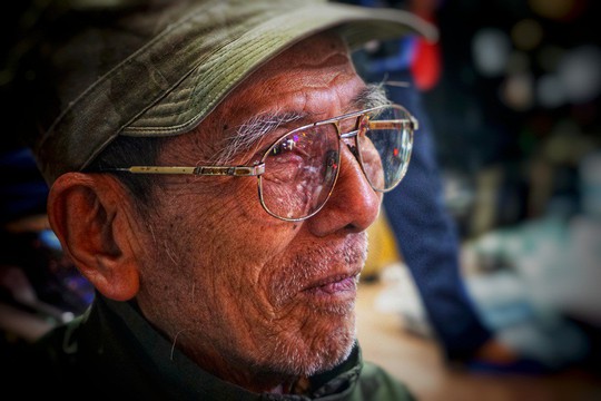 Nghệ sĩ khắc khổ Trần Hạnh gần 90 tuổi vẫn bán xăng, bán hàng - Ảnh 1.