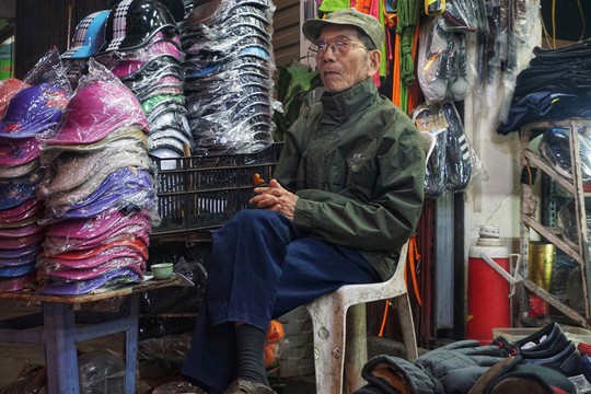 Nghệ sĩ khắc khổ Trần Hạnh gần 90 tuổi vẫn bán xăng, bán hàng - Ảnh 3.