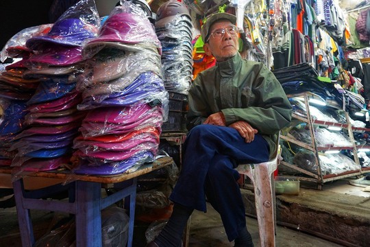Nghệ sĩ khắc khổ Trần Hạnh gần 90 tuổi vẫn bán xăng, bán hàng - Ảnh 4.