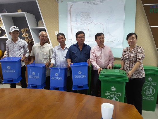 VWS trao tặng gần 400 thùng rác cho xã Đa Phước - Ảnh 2. VWS trao tặng gần 400 thùng rác cho xã Đa Phước - Ảnh 2.