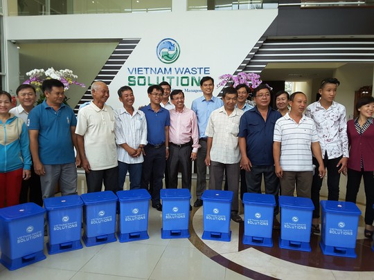 VWS trao tặng gần 400 thùng rác cho xã Đa Phước - Ảnh 1. VWS trao tặng gần 400 thùng rác cho xã Đa Phước - Ảnh 1.