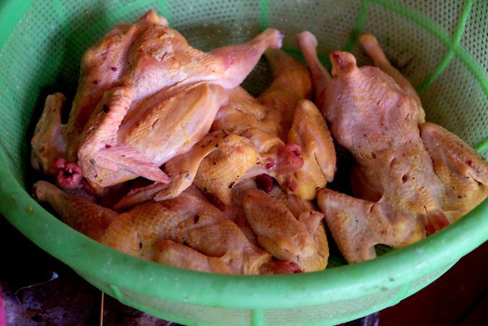 Đến Pleiku nếm thử đặc sản cơm lam gà nướng - Ảnh 1.