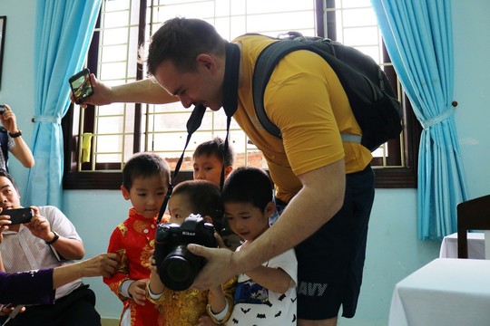 Thủy thủ tàu sân bay Mỹ giao lưu cảm động với làng trẻ em SOS Đà Nẵng - Ảnh 7.
