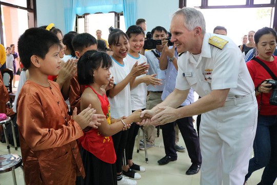 Thủy thủ tàu sân bay Mỹ giao lưu cảm động với làng trẻ em SOS Đà Nẵng - Ảnh 11.