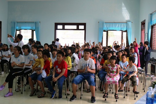 Thủy thủ tàu sân bay Mỹ giao lưu cảm động với làng trẻ em SOS Đà Nẵng - Ảnh 4.