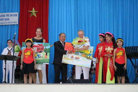 Thủy thủ tàu sân bay Mỹ giao lưu cảm động với làng trẻ em SOS Đà Nẵng - Ảnh 14.