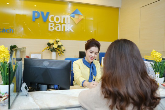 PvcomBank tặng quà khách hàng nhân 8-3 - Ảnh 1.