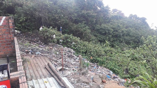 Di tích cấp quốc gia Hải Vân Quan bị rác thải bủa vây - Ảnh 10.