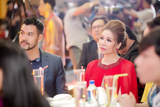 Hoa hậu Bùi Thị Hà lộng lẫy dự tiệc cùng người lạ - Ảnh 7.