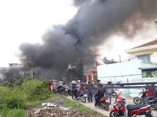 Cháy bãi phế liệu kế bên trường học, sơ tán hơn 500 học sinh - Ảnh 2.