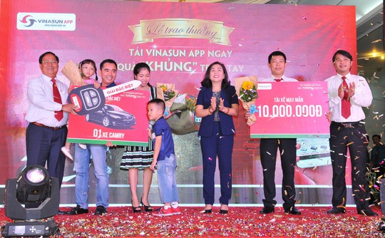 Vinasun Taxi trao thưởng ô tô Camry cho khách hàng may mắn - Ảnh 1.