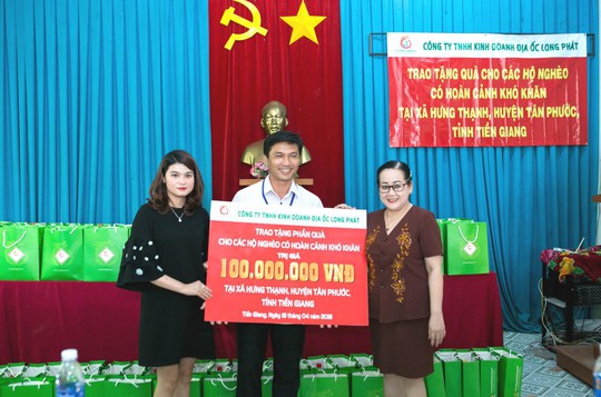 Địa ốc Long Phát tặng quà cho các hộ nghèo ở Tiền Giang - Ảnh 2.