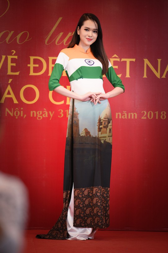 Giới thiệu áo dài Việt Nam in quốc kỳ 42 nước tại LHP Cannes - Ảnh 3.