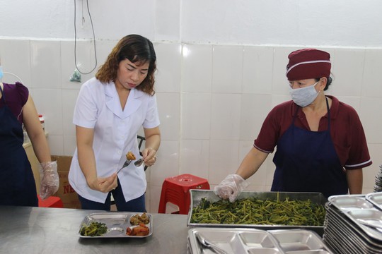 Tiền cơm trưa có tính đóng BHXH? - Ảnh 1.