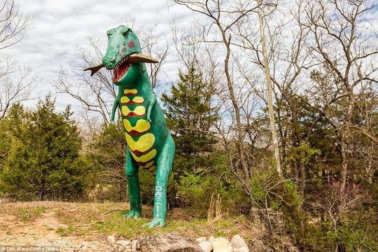 Ám ảnh công viên khủng long bị bỏ hoang - Ảnh 1.