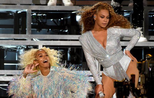 Beyonce và em gái ngã lăn trên sân khấu - Ảnh 1.