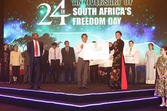 Lãnh sự Nam Phi ủng hộ cộng đồng hơn 5 tỉ đồng - Ảnh 3.