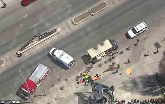Canada: Xe tải lao vào đám đông, 10 người thiệt mạng - Ảnh 5.