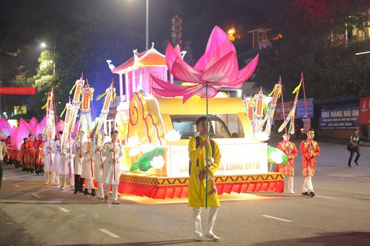 Du khách, người dân Quảng Ninh tưng bừng xuống phố đón lễ diễu hành carnaval - Ảnh 1.